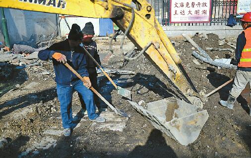 芙蓉街西侧南侧有新发现 挖出大石板或比暗渠还年老