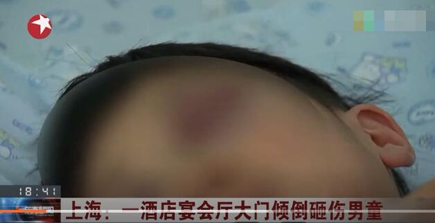 惊魂一幕!酒店大门砸伤男童怎么回事?监控录像曝光看得人心惊肉跳