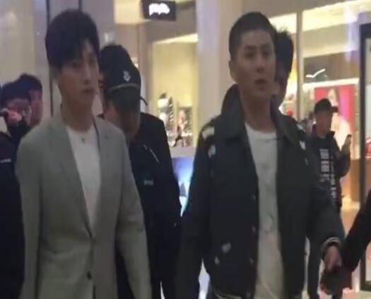 保护空气吗?邢昭林被保安围住是怎么回事？粉丝:被绑架了就眨眨眼