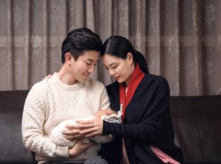 西西小千金！吴敏霞晒全家福甜炸了 网友齐祝福人生“再添一金”