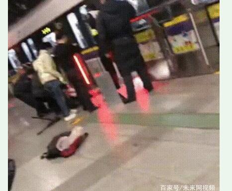一刹那丧命真相惊了!上海地铁乘客身亡怎么回