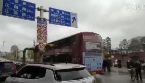 [现场曝光]武汉公交车被削顶是怎么回事?背后原因详情始末惊呆网友