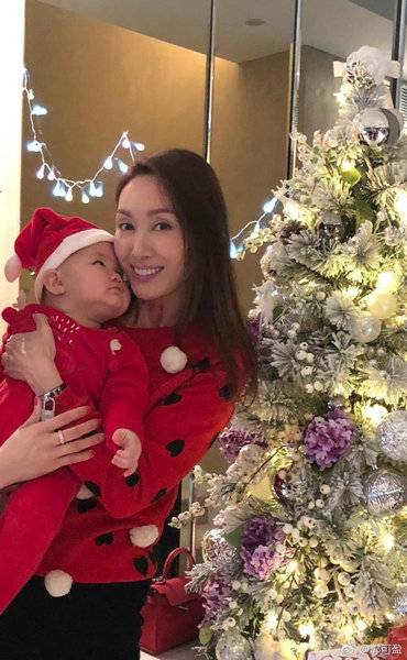 熊黛林双胞胎女儿抢镜！郭可盈晒全家福 众人开心比起剪刀手
