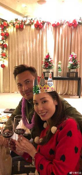 熊黛林双胞胎女儿抢镜！郭可盈晒全家福 众人开心比起剪刀手