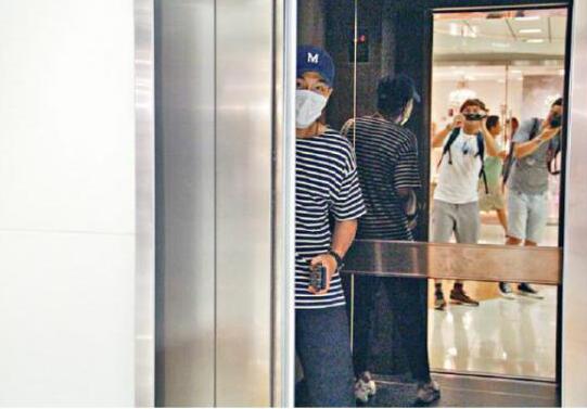 终于真相了？刘恺威离婚后现身 对离婚真相三缄其口微笑走人