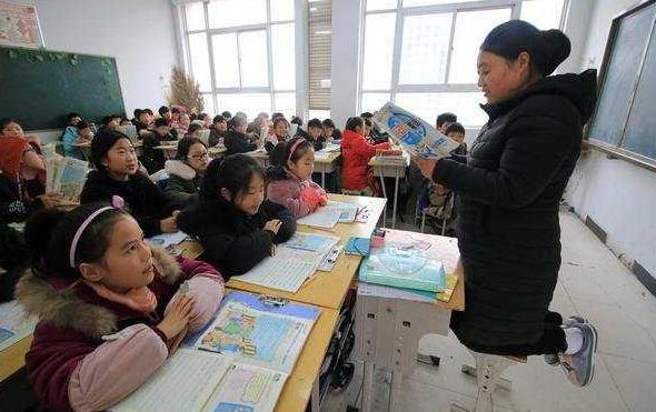 怒赞！女老师跪凳上讲课 网友:你跪着上课的样子,真美!