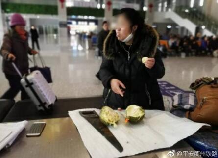 承包整个候车大厅！旅客带榴莲坐高铁 现场将榴莲切开吃掉