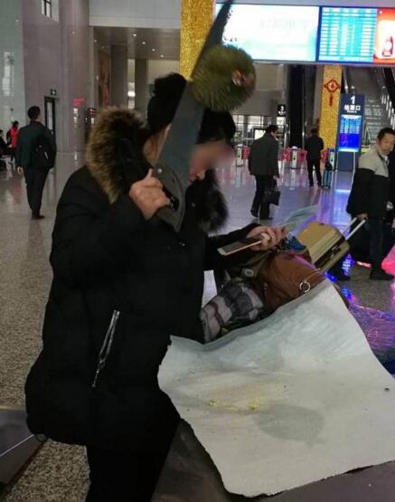 承包整个候车大厅！旅客带榴莲坐高铁 现场将榴莲切开吃掉