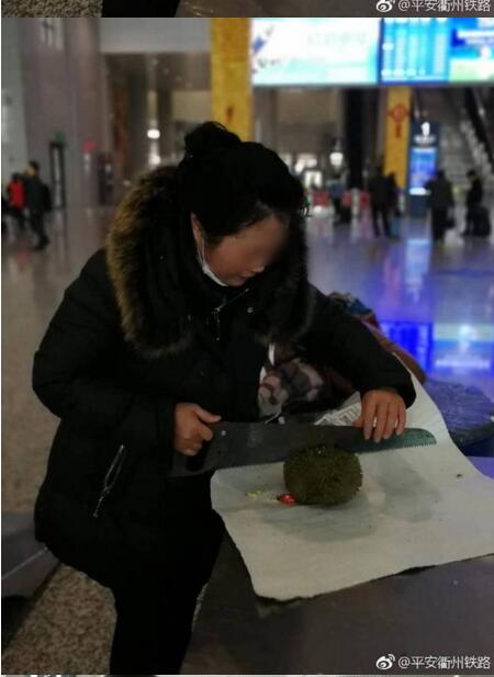 承包整个候车大厅！旅客带榴莲坐高铁 现场将榴莲切开吃掉