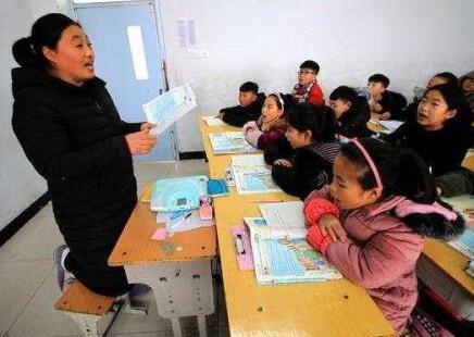 这就是真相!女老师跪凳上讲课是怎么回事?患病老师太敬业详情始末