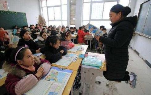 心酸泪目!女老师跪凳上讲课怎么回事?详情始末曝光令网友泪崩怒赞