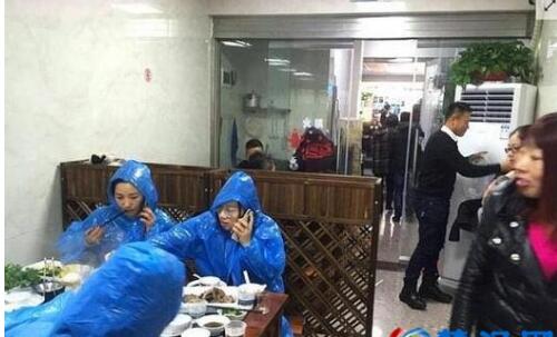 天了噜!自带雨衣吃火锅究竟什么梗?神操作曝光新技能你get到了没有