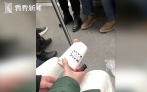 劝都劝不住！女子地铁点燃纸杯 事后若无其事地下车离开了
