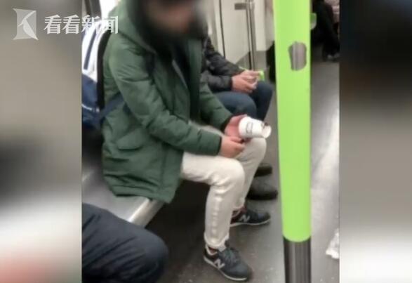 劝都劝不住！女子地铁点燃纸杯 事后若无其事地下车离开了