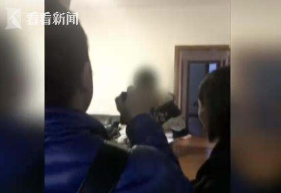 劝都劝不住！女子地铁点燃纸杯 事后若无其事地下车离开了