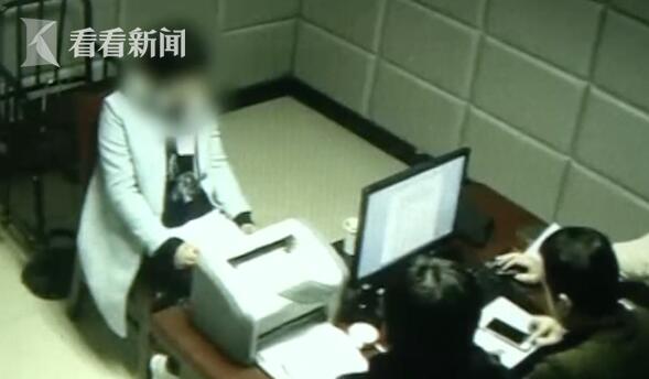 劝都劝不住！女子地铁点燃纸杯 事后若无其事地下车离开了