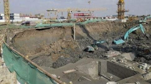 真相残酷至极!上海一工地滑坡是怎么回事？塌方200平方3人被压