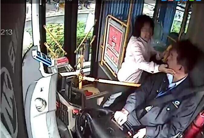 狂成这样了?质疑车费掌掴司机怎么回事?详情始末曝光网友气炸了