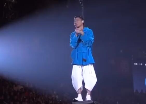 真相引人泪目!刘德华中止演唱会哭着道歉 华仔老了?唱3首歌后「失声」