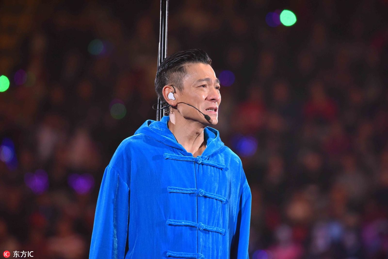 男人哭吧哭吧不是罪?刘德华哭着道歉怎么回事?刘德华中止演唱会