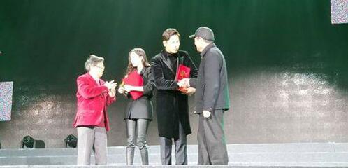 这就是真相?杨幂获最佳女演员 大幂幂离婚风波后首度公开亮相