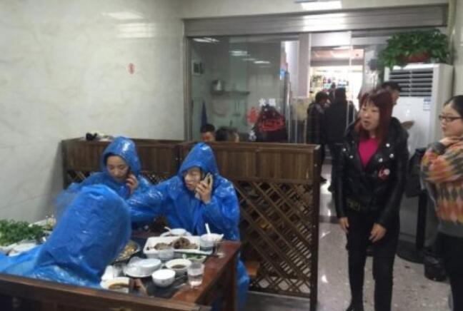 还有这种操作?自带雨衣吃火锅什么梗 吃货嫌吃完味太大竟干这事