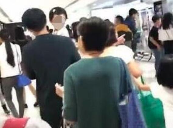 带节奏黑杨幂?刘恺威小糯米出行是怎么回事?祖孙三人同行逛街十分温馨