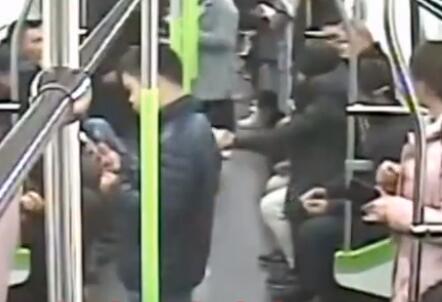 这就是真相!女子地铁点燃纸杯是怎么回事?背后原因及详情令人细思极恐