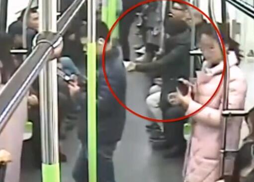 这就是真相!女子地铁点燃纸杯是怎么回事?背后原因及详情令人细思极恐