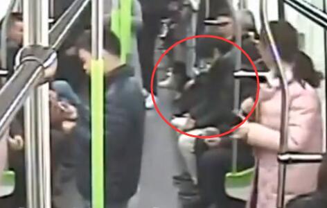 真相细思极恐?女子地铁点燃纸杯究竟怎么回事?乘客劝阻反遭火杯砸身