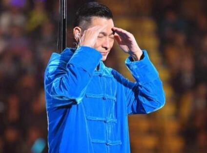 真相心酸泪目!刘德华哭着道歉是怎么回事?唱了三四首歌为啥就停了?