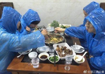 吃货届高手!自带雨衣吃火锅是怎么回事?原因真相详情始末惊呆网友