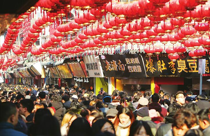 芙蓉街开街狂吸粉高峰“秒”进两三人 “拒签令”无碍逛吃