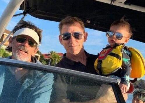 终于真相了?小小周正面曝光是怎么回事?像爸爸还是想妈妈一看便知