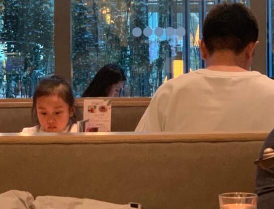 终于真相了?贾乃亮带甜馨外出不见李小璐 网友猜测:难道真的离婚了?