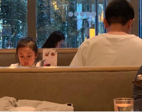 终于真相了？贾乃亮带甜馨外出 甜馨同框真是妥妥的“女儿奴”了