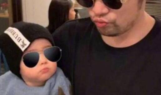 来啦小可爱！小小周正面曝光 24岁昆凌“封肚”暂时放弃拼三胎