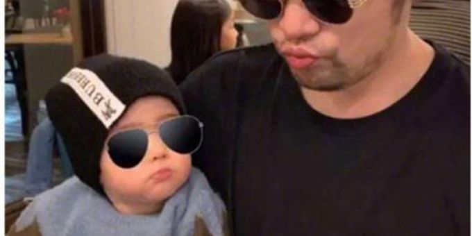 天啊噜太可爱了！小小周正面曝光 Romeo戴墨镜扮酷