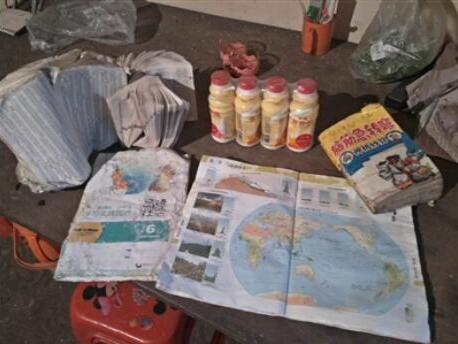 学生看野外求生后模仿 带地理书和营养快线上