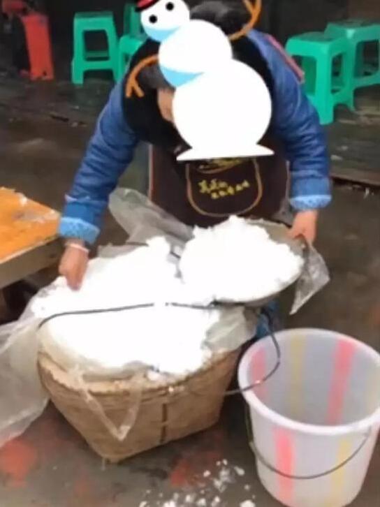 成都大妈街头卖雪20元一桶 网友:我错过了一个亿