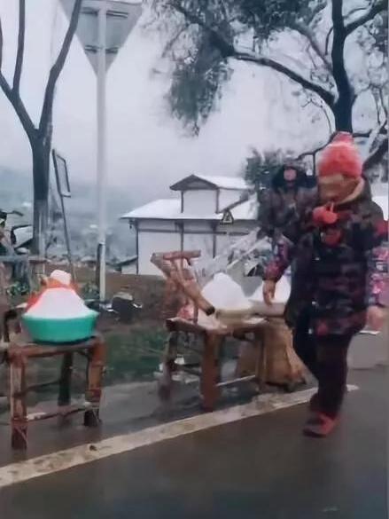 成都大妈街头卖雪20元一桶 网友:我错过了一个亿