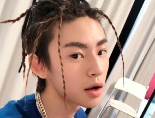 [谨慎吃瓜]小鬼疑似公布恋情怎么回事 被盗号?还是登小号切换错了？