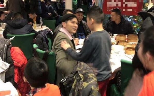 李晨现身英国餐厅面带微笑 与友人同坐一桌畅谈闲聊