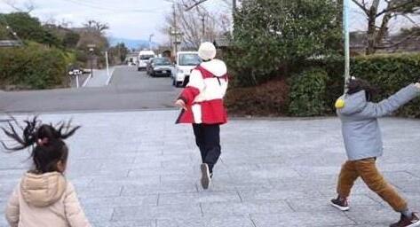 娃娃机也是看人的?孙俪抓空娃娃机 娘娘三个币抱三个唐老鸭什么鬼?