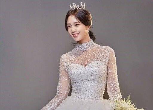 “亚洲第一美女”惊艳了!克拉拉结婚老公是谁?两人交往1年婚照曝光