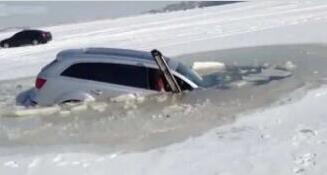 不作死就不会死!轿车冰上漂移落水 3人遇难驾驶人被拘