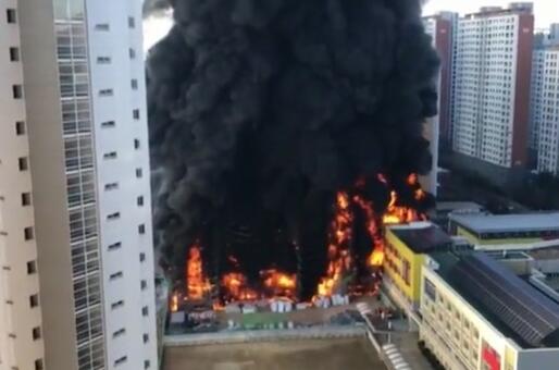 冲天黑烟滚滚！韩国一校园起火 现场火势凶猛830名学生被疏散