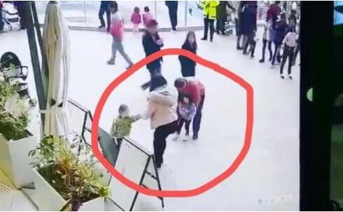 逗你玩？男子商场强抱女童被当场识破 怪异男子被约束治疗