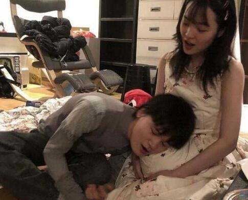 终于真相了?崔雪莉回怼恶评怎么回事?派对举香蕉被男友人躺胸压身