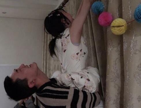 终于真相了?崔雪莉回怼恶评怎么回事?派对举香蕉被男友人躺胸压身